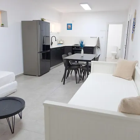 Romi'S Suite By Loren Village Neve Zohar Exterior photo