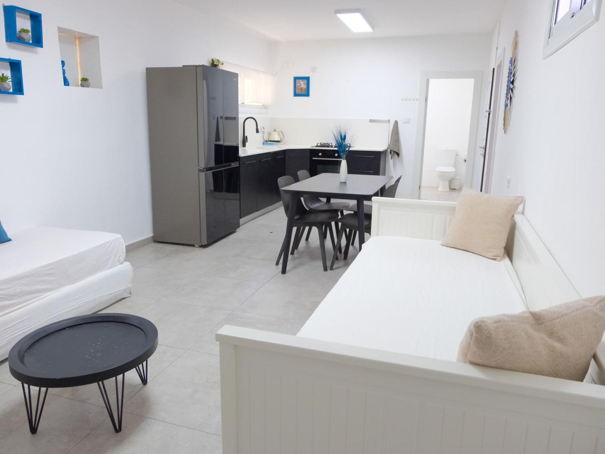 Romi's By Loren Village Apartment *